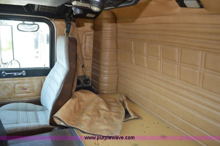 image for item AX9410 1993 Peterbilt 362