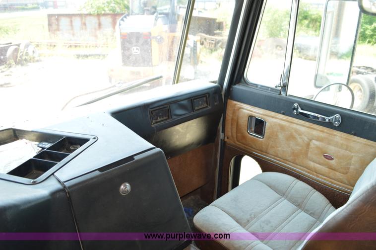 image for item AX9410 1993 Peterbilt 362