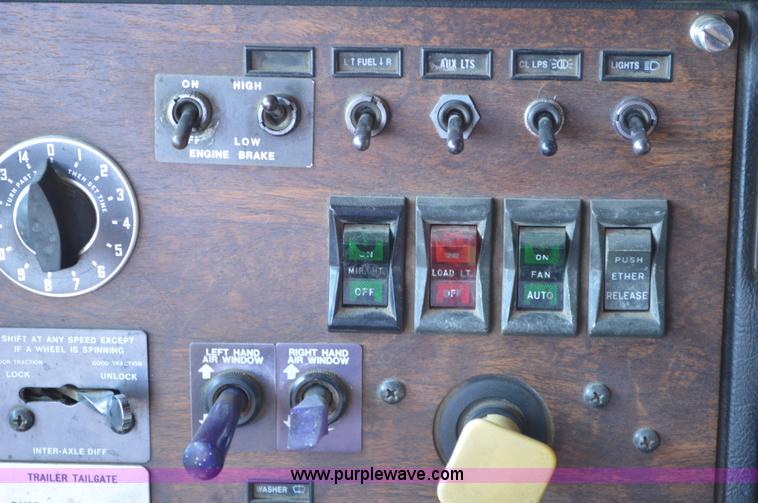 image for item AX9410 1993 Peterbilt 362