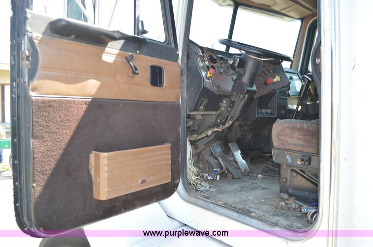 image for item AX9411 1998 Peterbilt 377 semi truck