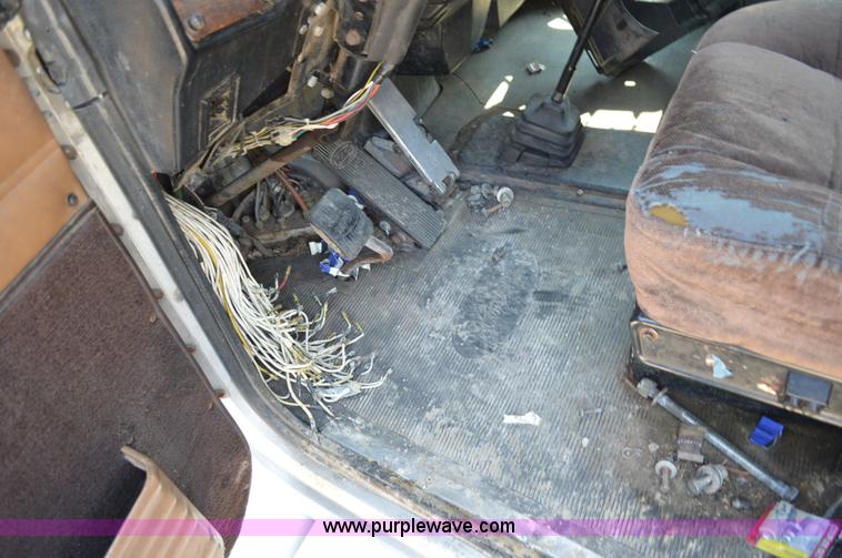 image for item AX9411 1998 Peterbilt 377 semi truck