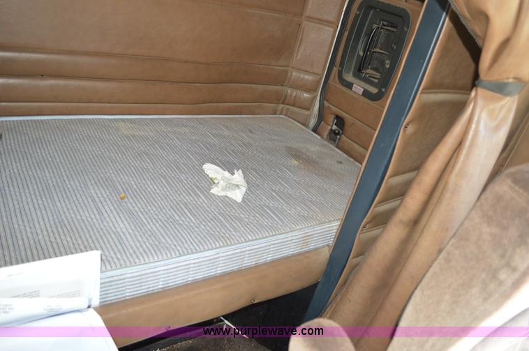 image for item AX9411 1998 Peterbilt 377 semi truck