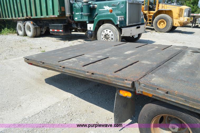 image for item AX9412 1998 Neal Manufacturing equipment trailer