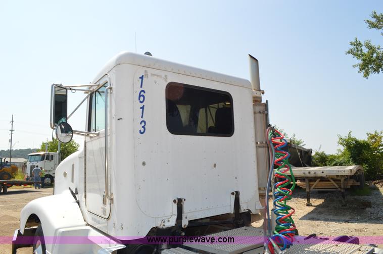 image for item AX9413 1999 Peterbilt 377 semi truck