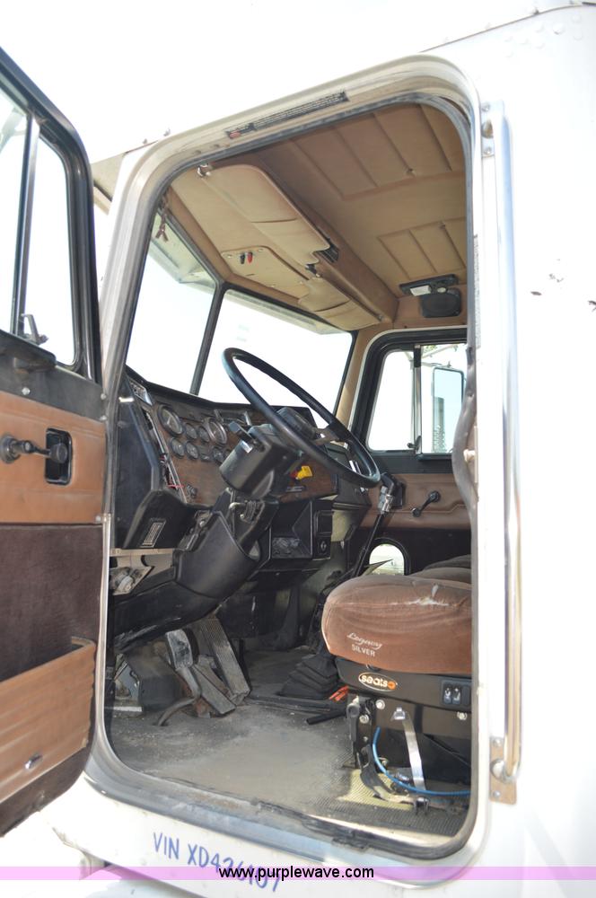 image for item AX9413 1999 Peterbilt 377 semi truck