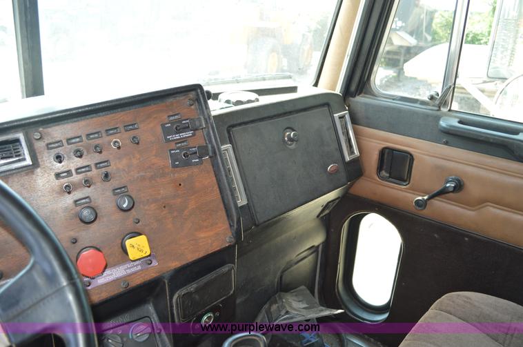 image for item AX9413 1999 Peterbilt 377 semi truck