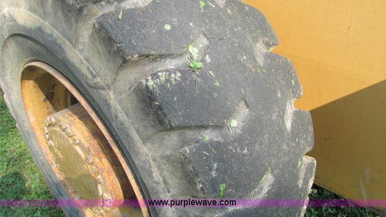 image for item AY9756 1998 Case 621B wheel loader