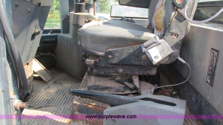 image for item AY9756 1998 Case 621B wheel loader