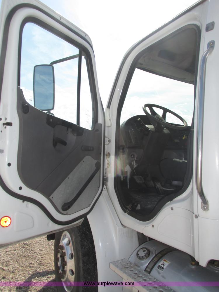 image for item H1178 2006 Freightliner Business Class M2 water truck