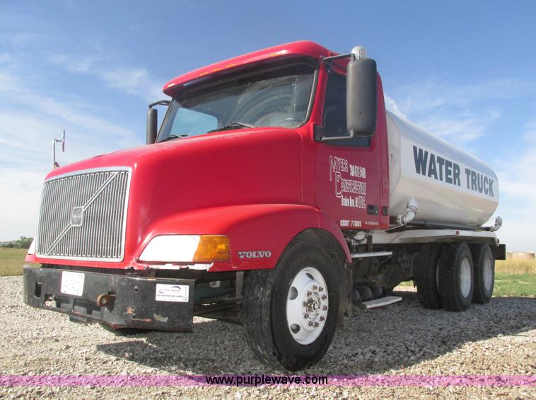image for item H1179 2002 Volvo VNM water truck