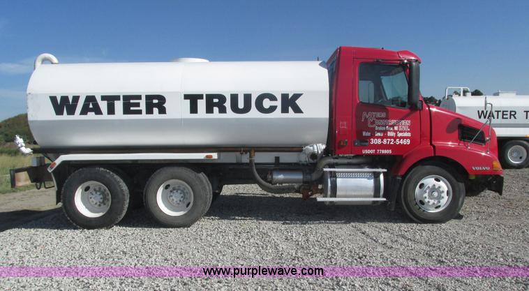 image for item H1179 2002 Volvo VNM water truck