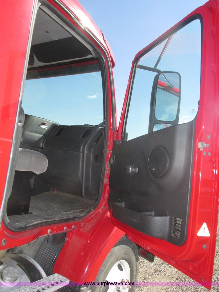 image for item H1179 2002 Volvo VNM water truck