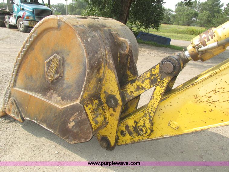 image for item H1187 2001 Kobelco SK330LC excavator