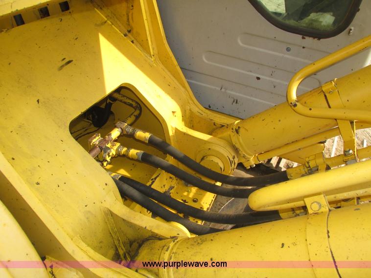 image for item H1187 2001 Kobelco SK330LC excavator