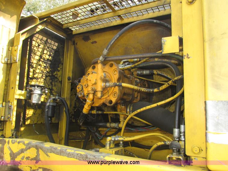 image for item H1187 2001 Kobelco SK330LC excavator