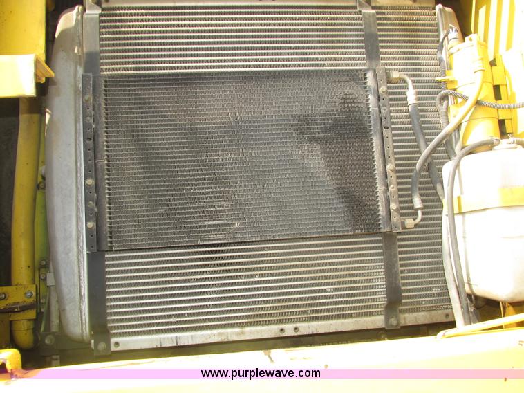 image for item H1187 2001 Kobelco SK330LC excavator