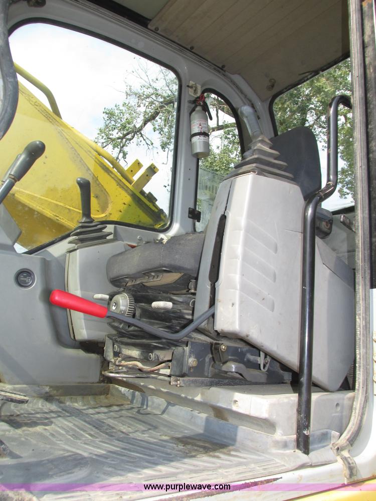 image for item H1187 2001 Kobelco SK330LC excavator