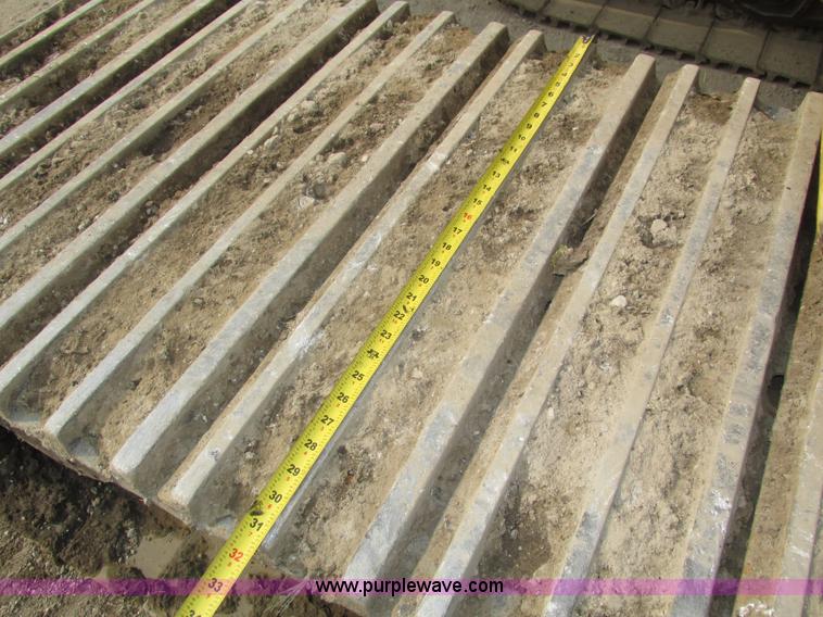 image for item H1187 2001 Kobelco SK330LC excavator