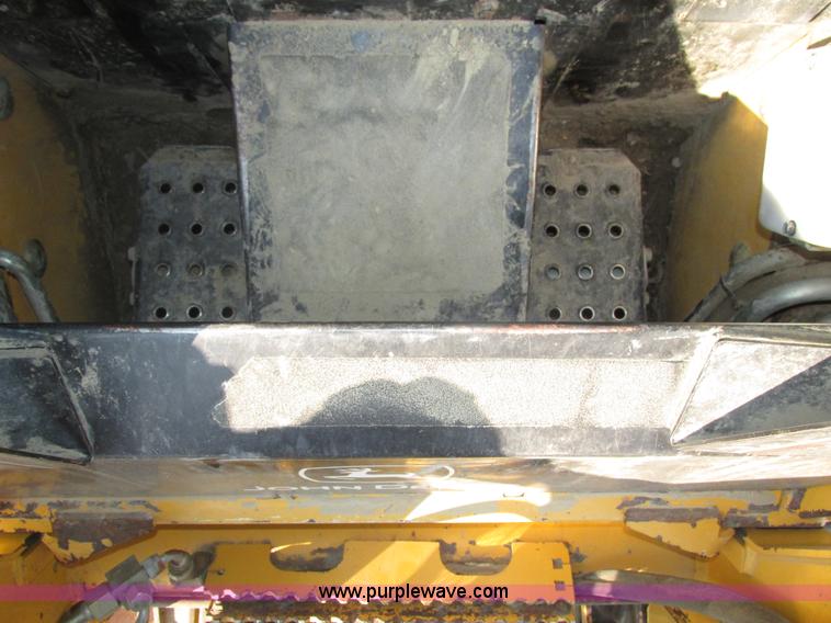 image for item H1218 2006 John Deere CT322 skid steer