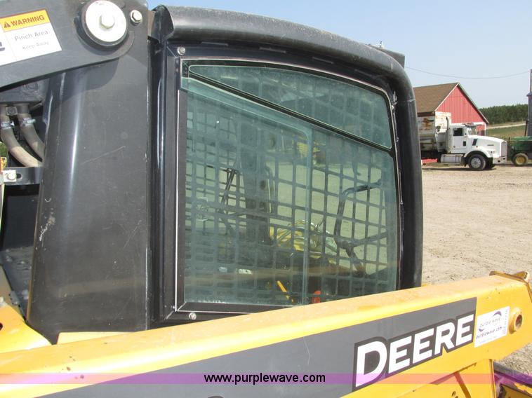 image for item H1218 2006 John Deere CT322 skid steer