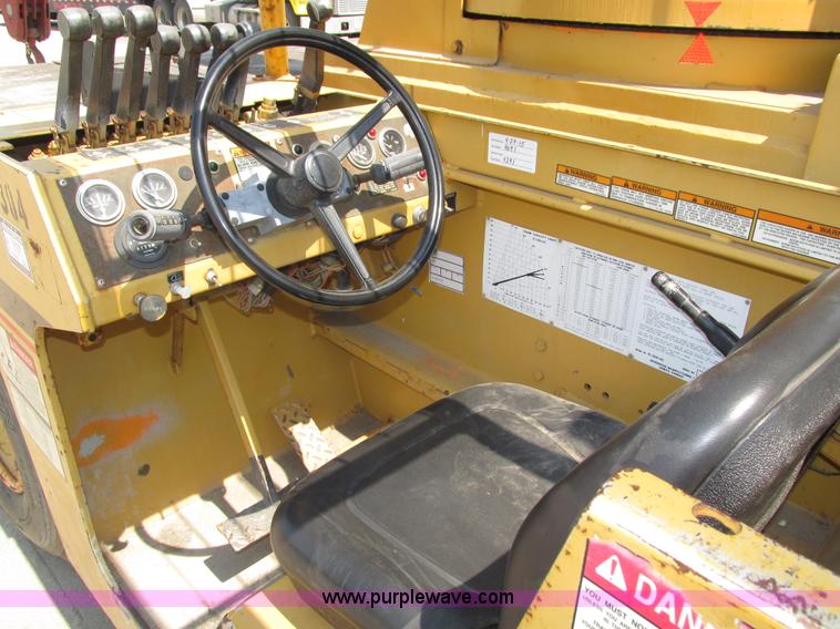 image for item H1222 1998 Broderson IC-200-2C carry deck crane