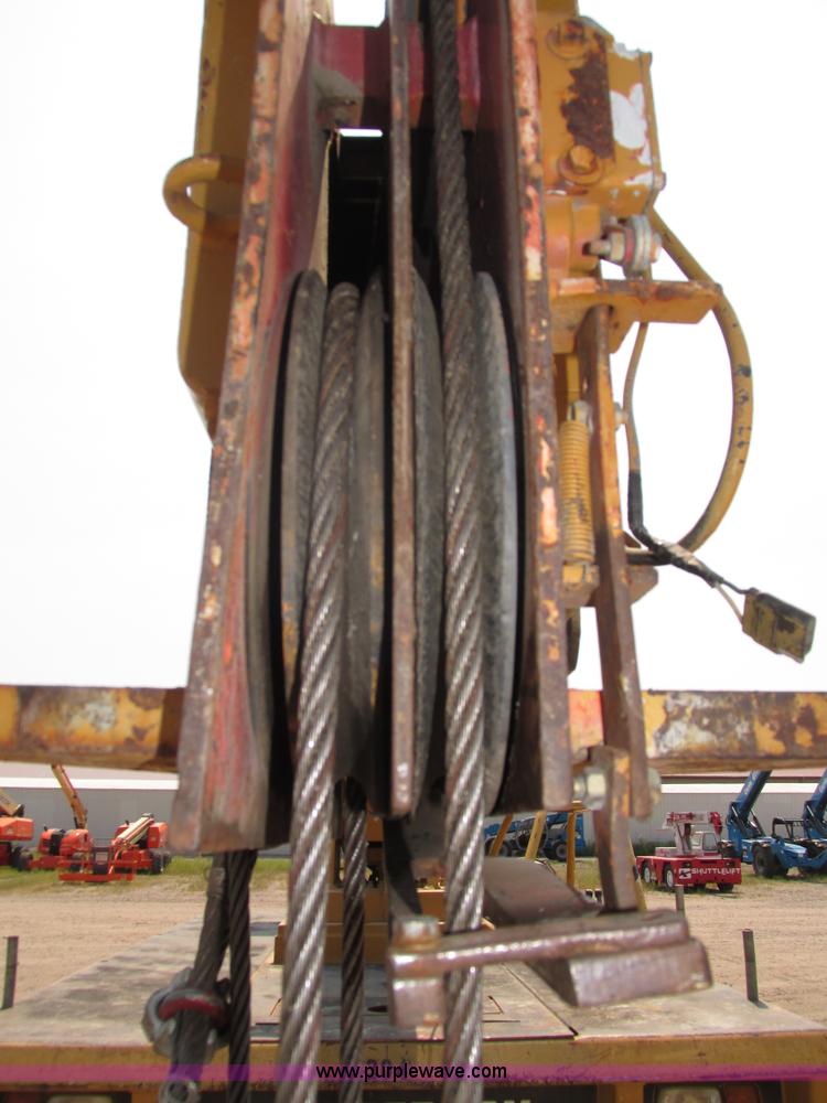 image for item H1222 1998 Broderson IC-200-2C carry deck crane