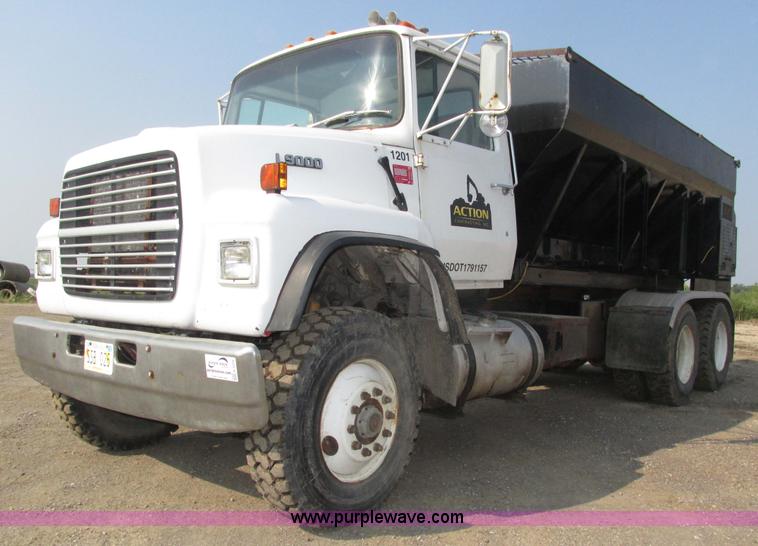 image for item H1225 1989 Ford LNT9000 spreader truck