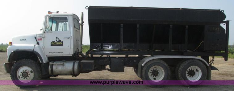 image for item H1225 1989 Ford LNT9000 spreader truck