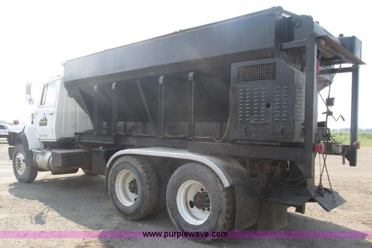 image for item H1225 1989 Ford LNT9000 spreader truck