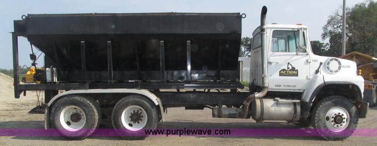 image for item H1225 1989 Ford LNT9000 spreader truck