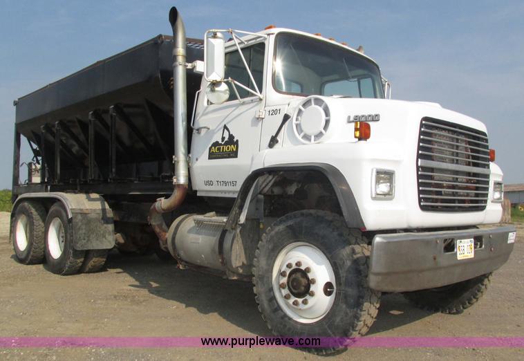 image for item H1225 1989 Ford LNT9000 spreader truck