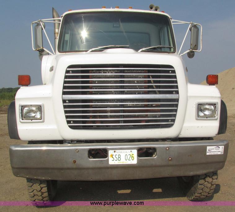 image for item H1225 1989 Ford LNT9000 spreader truck