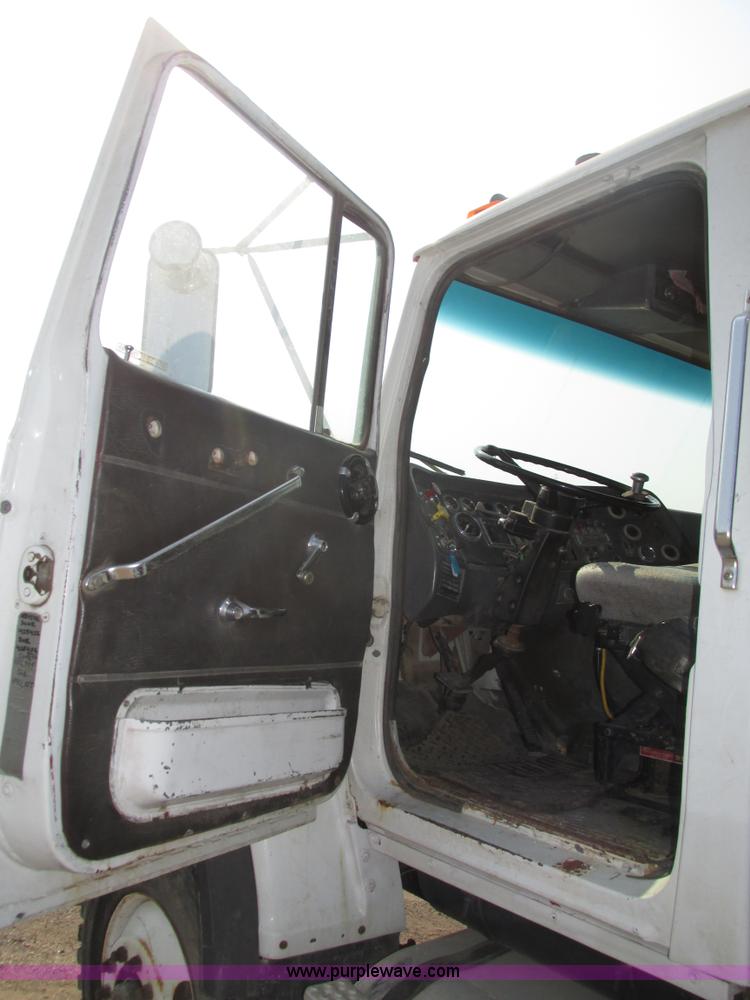 image for item H1225 1989 Ford LNT9000 spreader truck