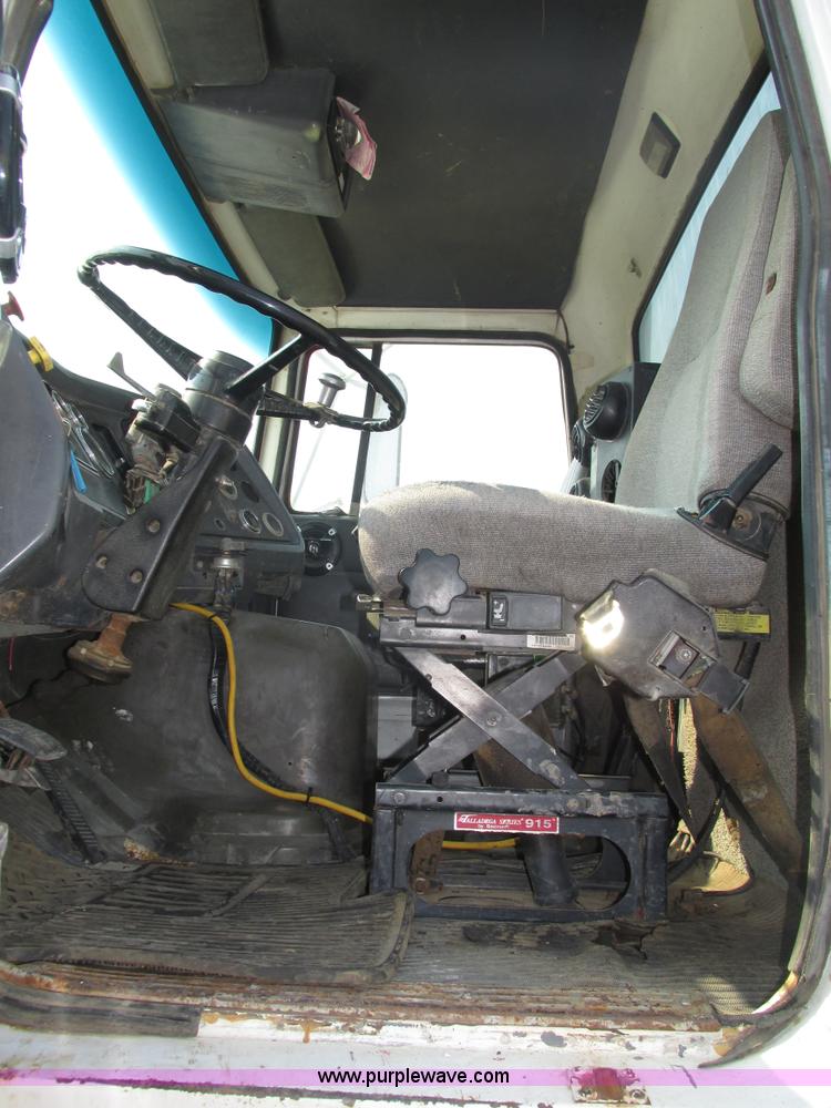 image for item H1225 1989 Ford LNT9000 spreader truck