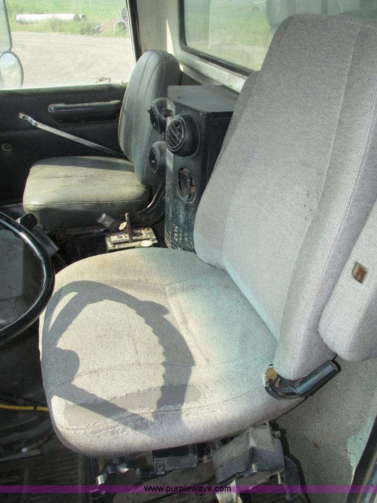 image for item H1225 1989 Ford LNT9000 spreader truck