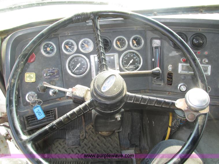 image for item H1225 1989 Ford LNT9000 spreader truck