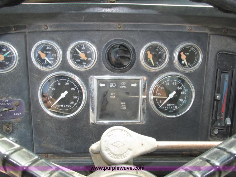 image for item H1225 1989 Ford LNT9000 spreader truck