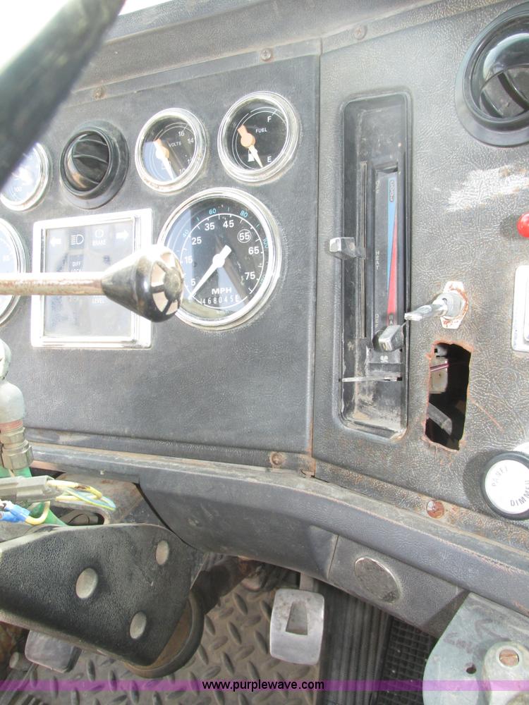 image for item H1225 1989 Ford LNT9000 spreader truck