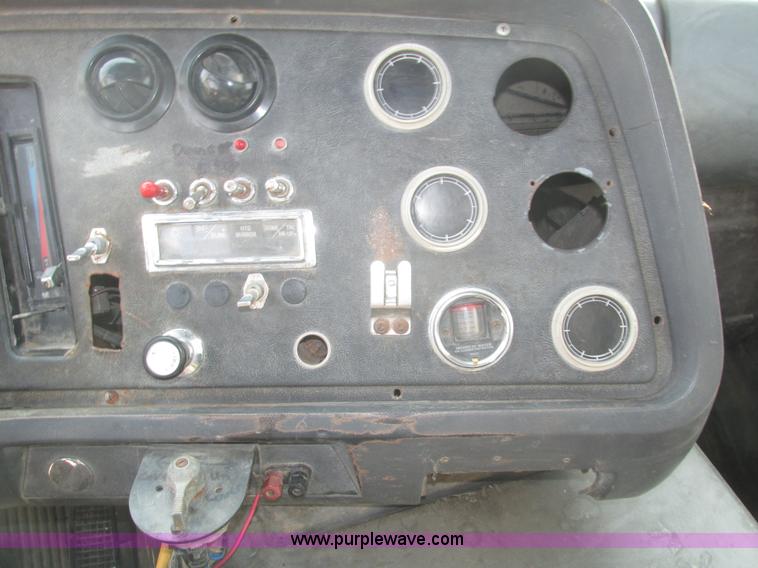 image for item H1225 1989 Ford LNT9000 spreader truck