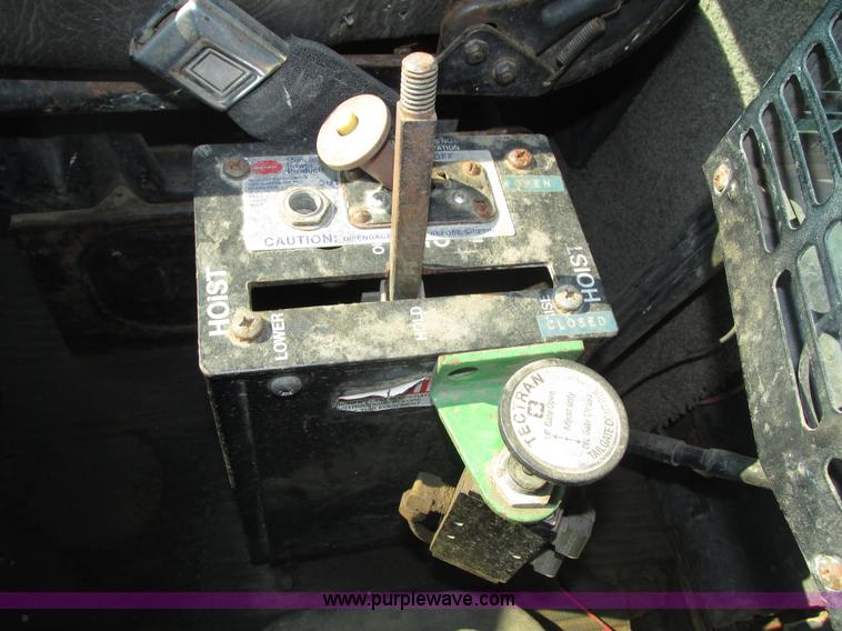 image for item H1225 1989 Ford LNT9000 spreader truck