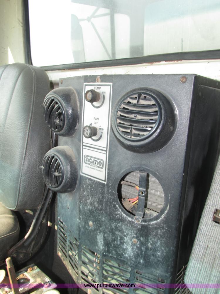 image for item H1225 1989 Ford LNT9000 spreader truck