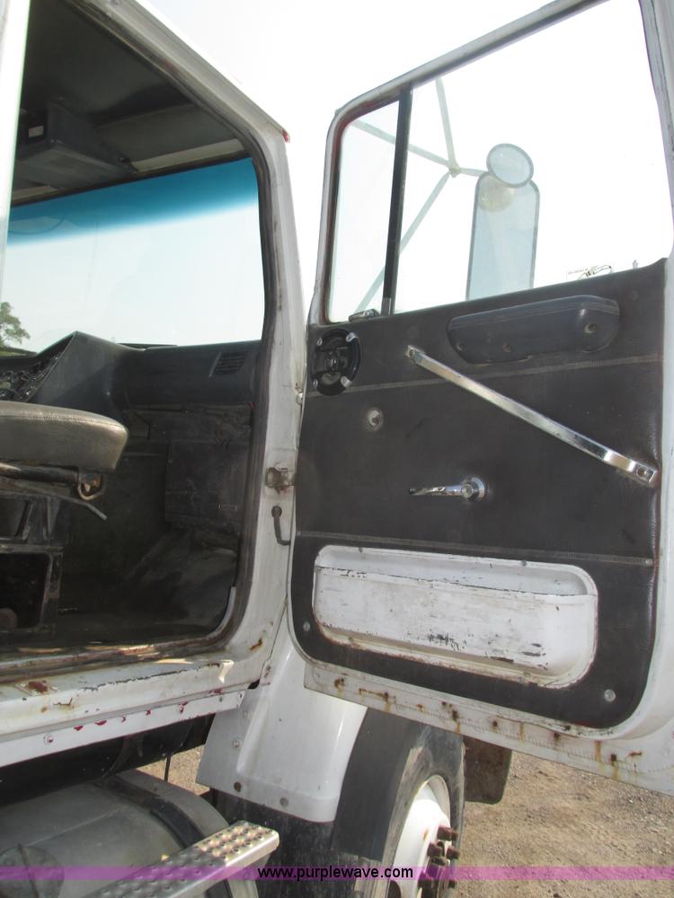 image for item H1225 1989 Ford LNT9000 spreader truck