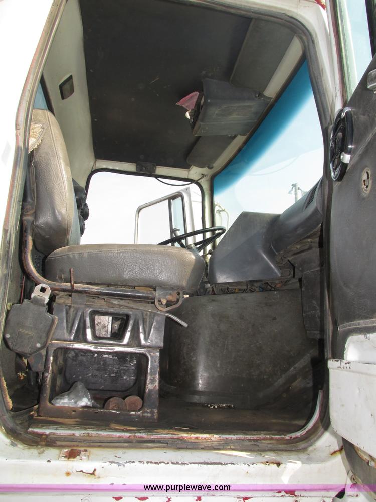 image for item H1225 1989 Ford LNT9000 spreader truck