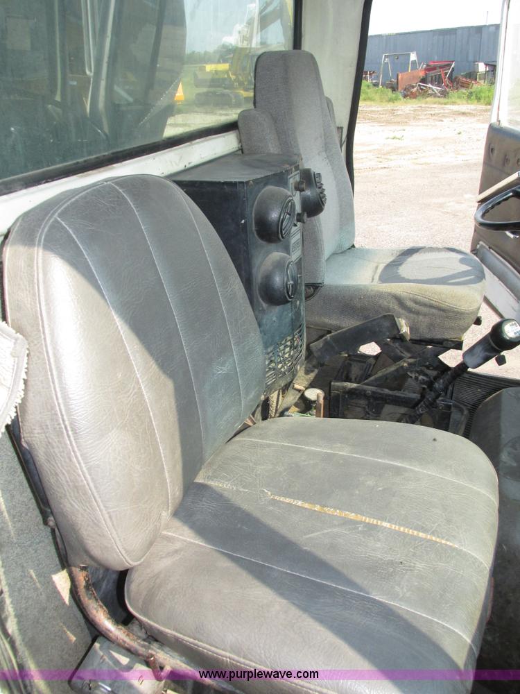 image for item H1225 1989 Ford LNT9000 spreader truck