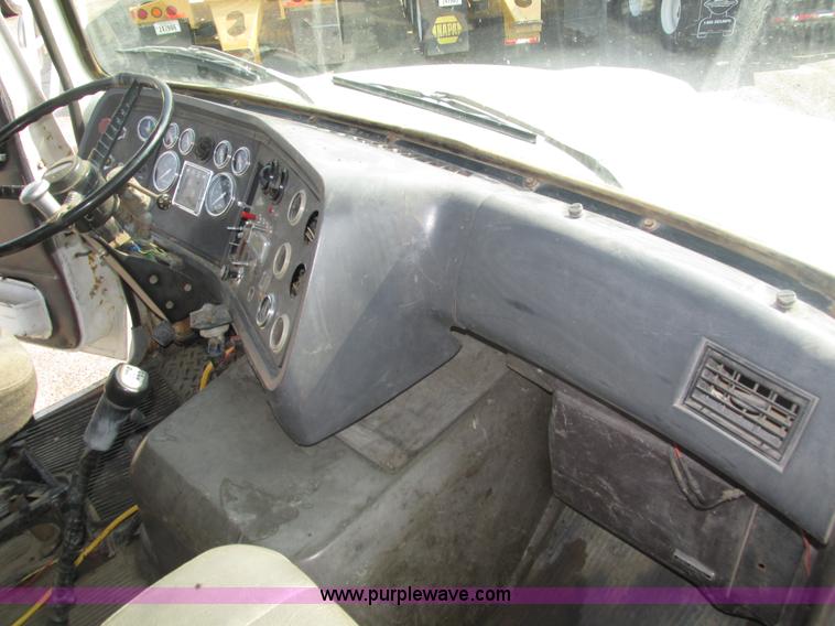 image for item H1225 1989 Ford LNT9000 spreader truck