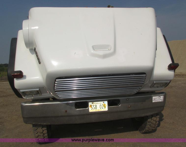 image for item H1225 1989 Ford LNT9000 spreader truck