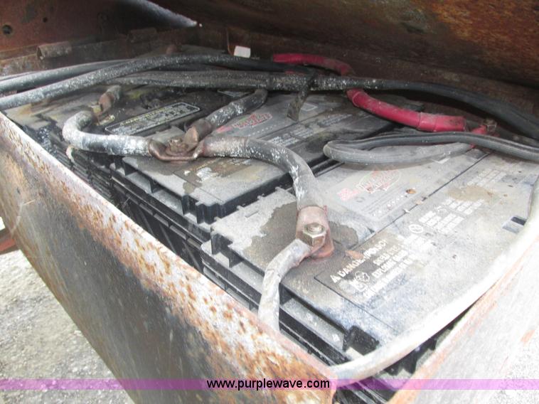 image for item H1225 1989 Ford LNT9000 spreader truck