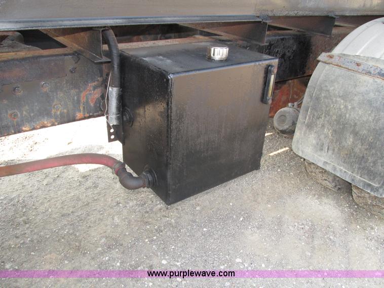 image for item H1225 1989 Ford LNT9000 spreader truck