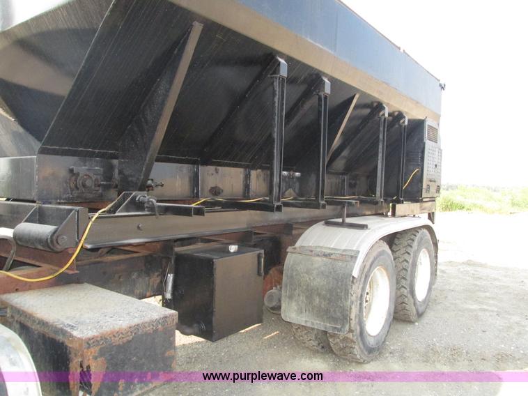 image for item H1225 1989 Ford LNT9000 spreader truck