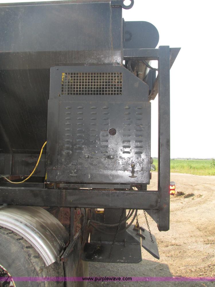 image for item H1225 1989 Ford LNT9000 spreader truck